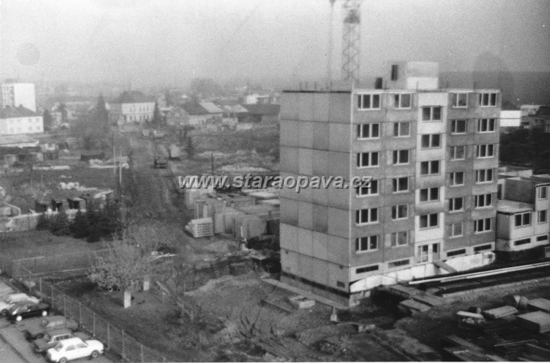 rolnicka (35).jpg - Pohled na původní Rolnickou ulici po demolici původní zástavby a počátkem budování posledních panelových domů. Foceno v únoru 1991.